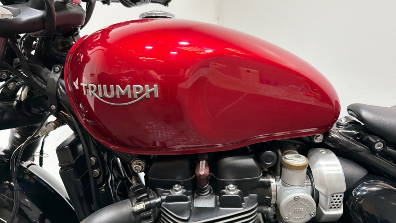 Triumph Bonneville Bobber Black